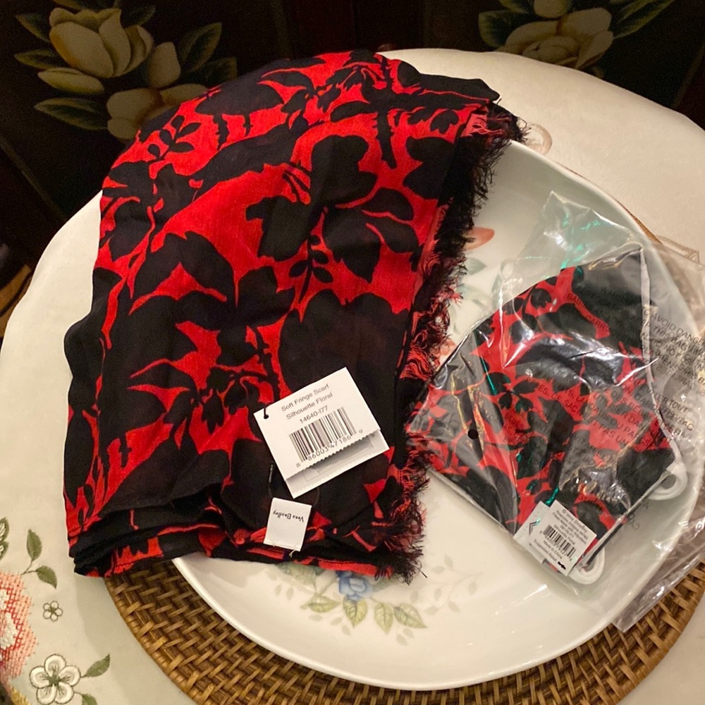 🌻SALE🌻 RARE, SOFT FRINGE SCARF IN SILHOUETTE FLORAL PATTERN WITH MATCHING MASK